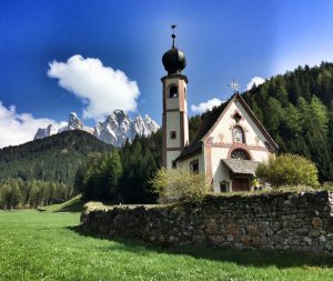 Kirche_Santa_Maddalena_Villnösstal_suedtirol_turnagain